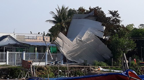 Mưa lớn kèm theo lốc xoáy làm tốc mái nhà hộ dân tại phường Thới Thuận, quận Thốt Nốt.