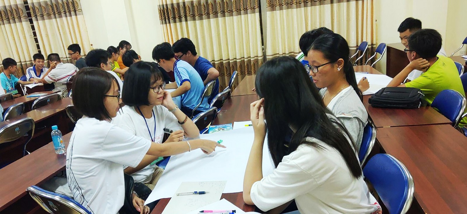 Tăng cường rèn luyện kỹ năng, thể chất Đoàn viên thanh niên, học sinh tham gia lớp rèn luyện kỹ năng thuyết trình do Đoàn phường Hưng Lợi tổ chức.