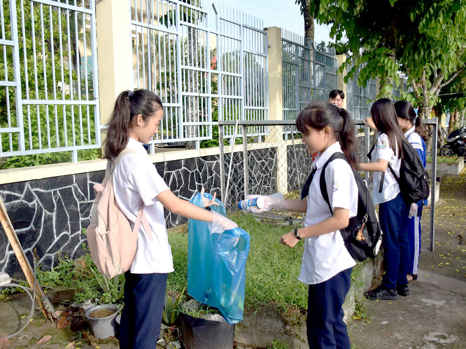 Các em học sinh ở quận Thốt Nốt tham gia dọn dẹp vệ sinh các tuyến đường phố. 