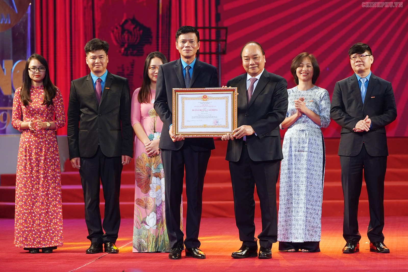 Thủ tướng đã trao Huân chương Lao động Hạng Nhất cho Báo Lao Động. Ảnh: VGP/QUANG HIẾU
