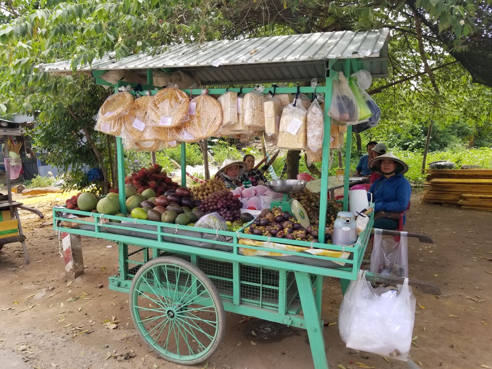 Muôn nẻo "xe hàng" miền biên viễn