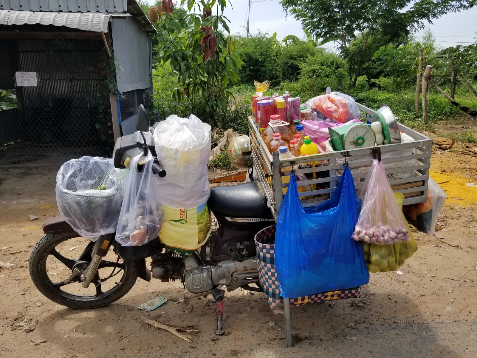 Muôn nẻo "xe hàng" miền biên viễn
