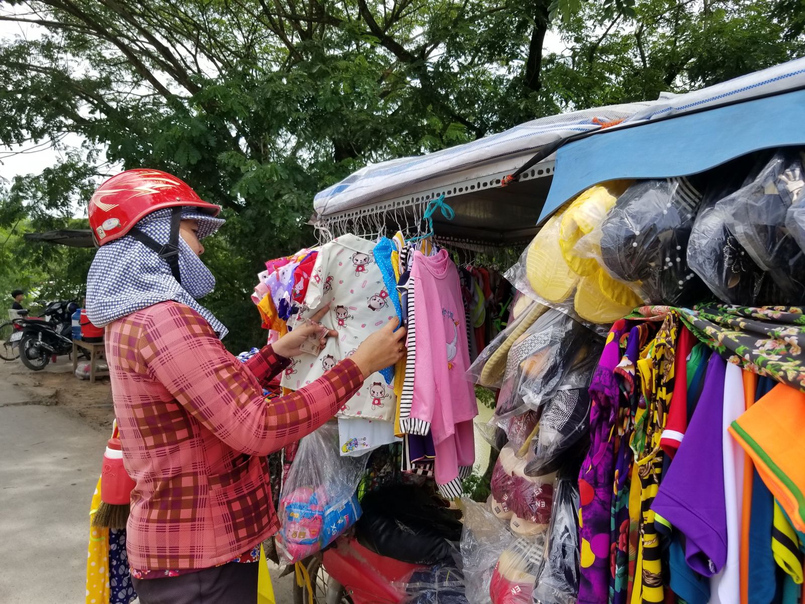 Muôn nẻo "xe hàng" miền biên viễn