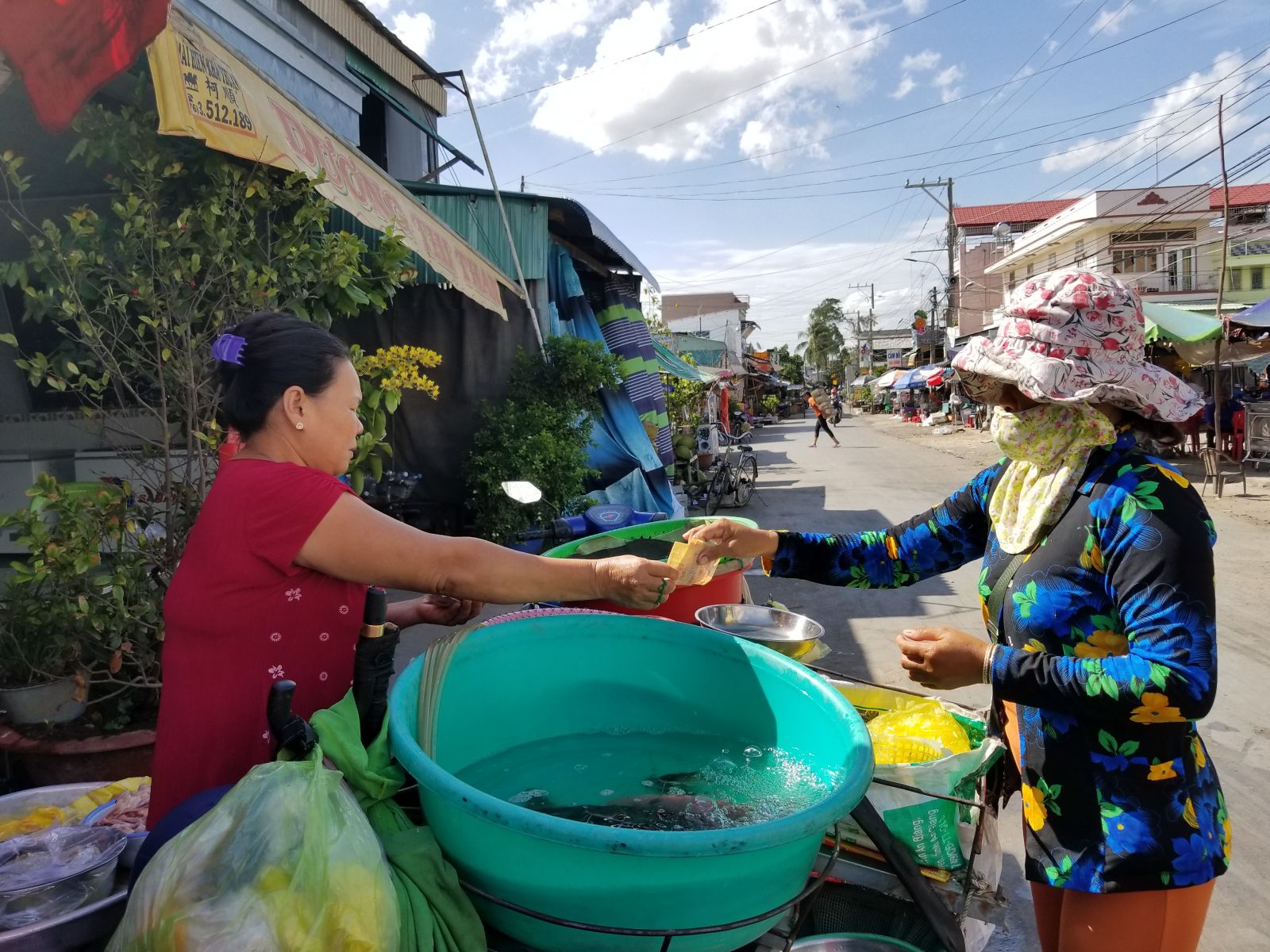 Muôn nẻo "xe hàng" miền biên viễn