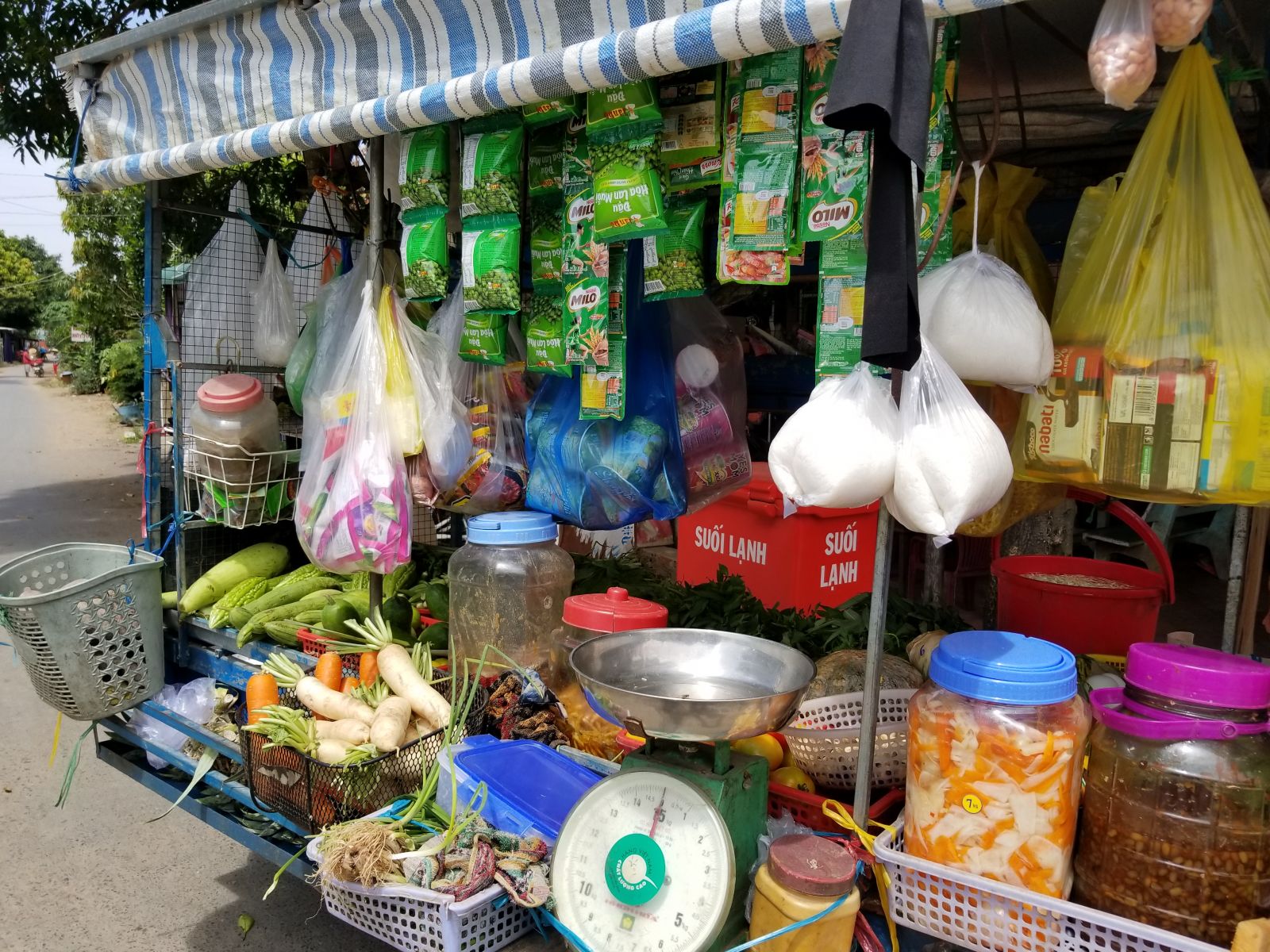 Muôn nẻo "xe hàng" miền biên viễn