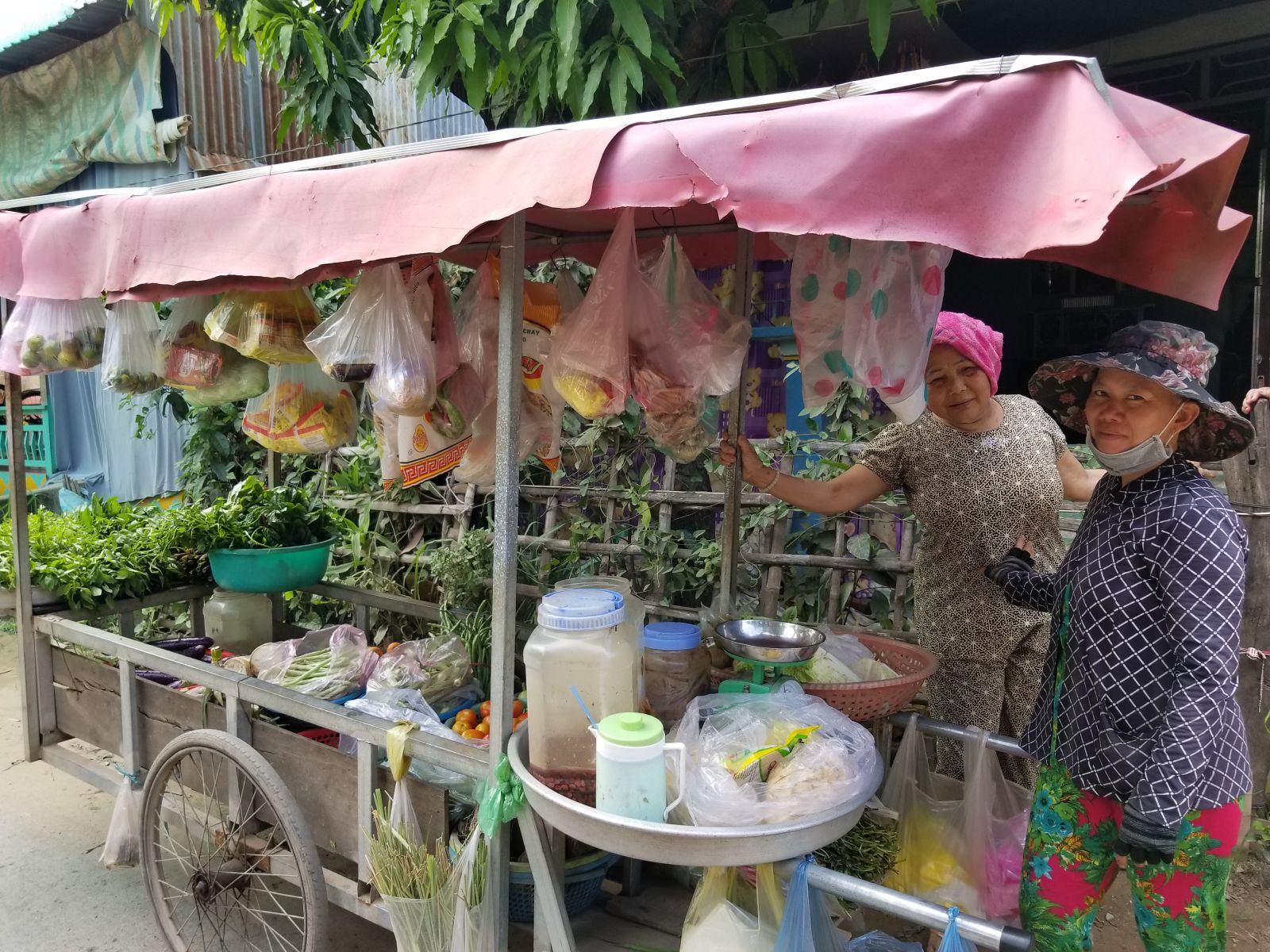 Muôn nẻo "xe hàng" miền biên viễn
