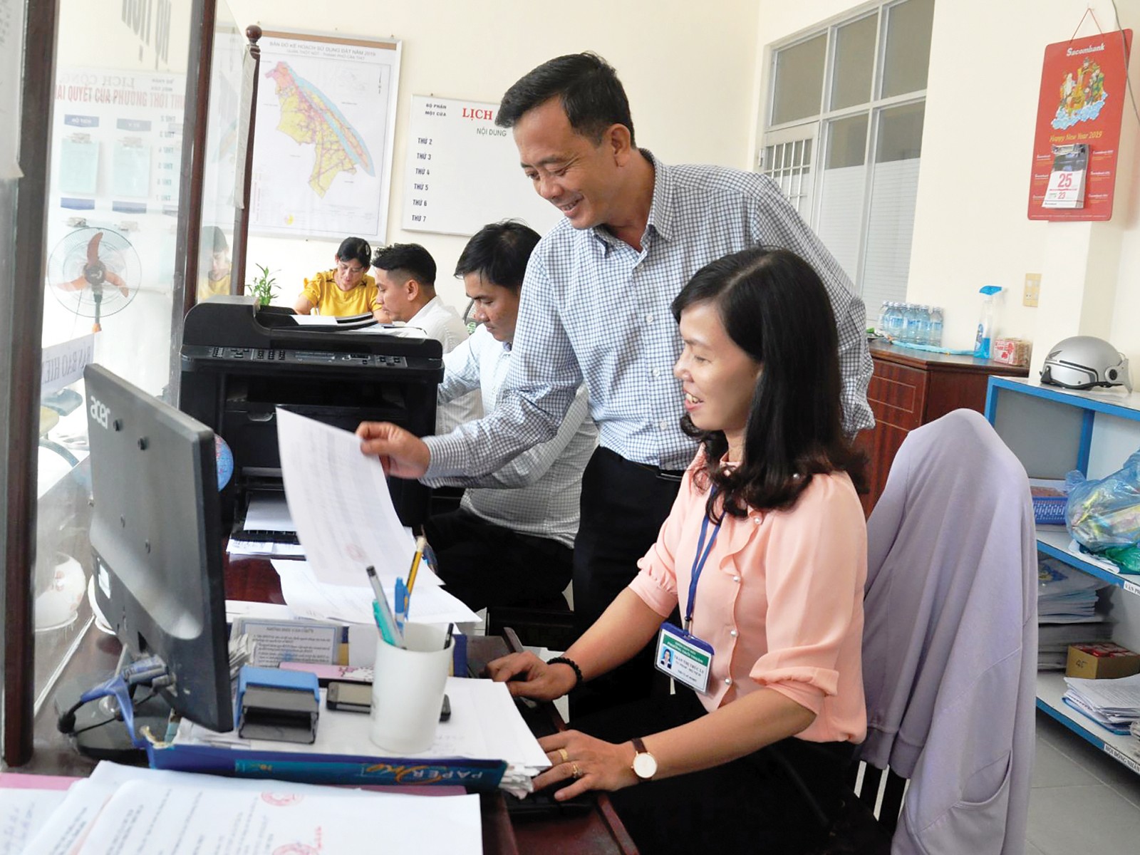 Tăng cường kiểm tra, giám sát
cán bộ, đảng viên Thường trực Đảng ủy phường Thới Thuận giám sát công chức bộ phận một cửa của phường giải quyết thủ tục hành chính của người dân.