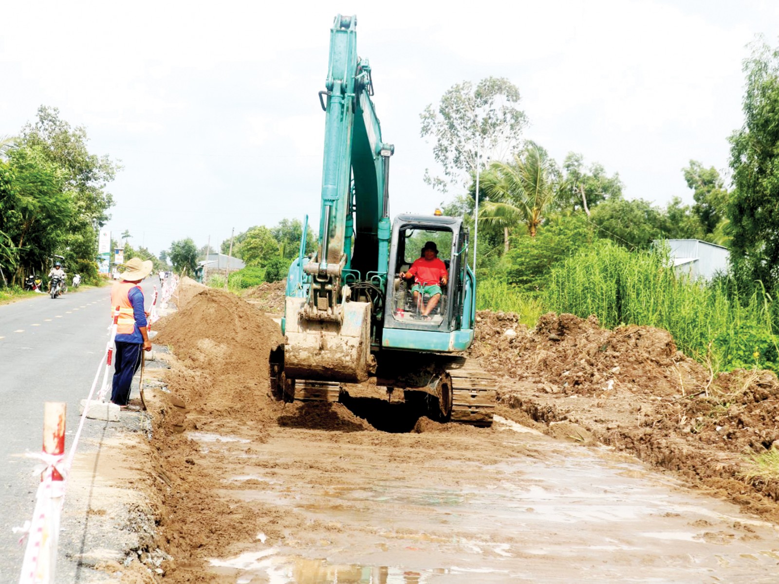 Thi công mở rộng đường tỉnh 922 đoạn đi qua địa bàn xã Đông Hiệp, huyện Cờ Đỏ.