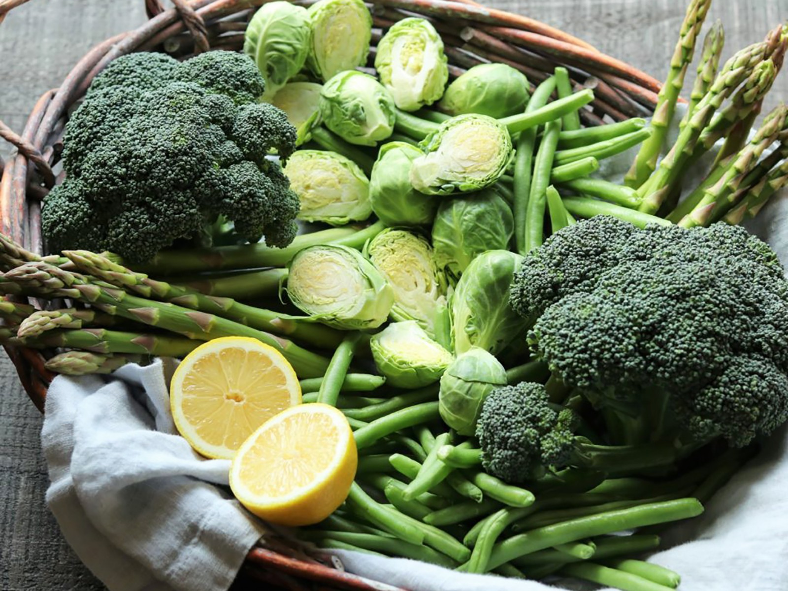 Bông cải xanh, măng tây và bắp cải tí hon có vị hơi đắng nhưng tốt cho sức khỏe. 