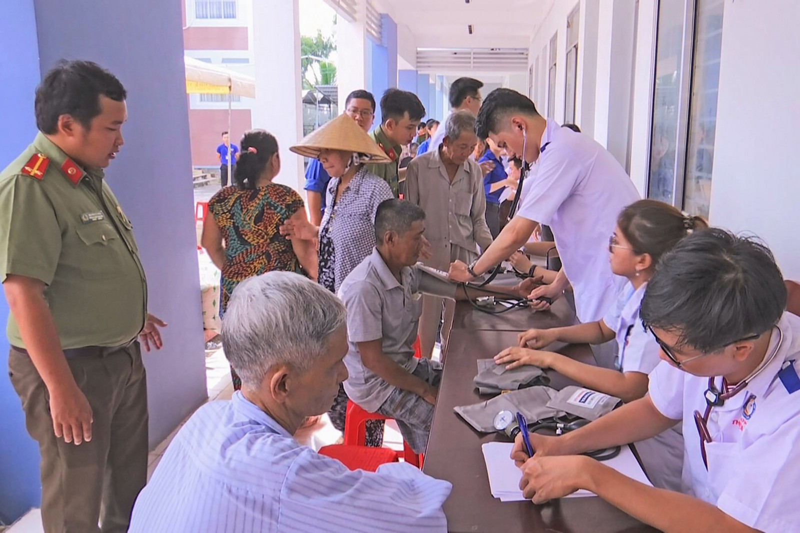 Các y, bác sĩ của Trường Đại học Y dược Cần Thơ khám bệnh, phát thuốc miễn phí cho người dân.