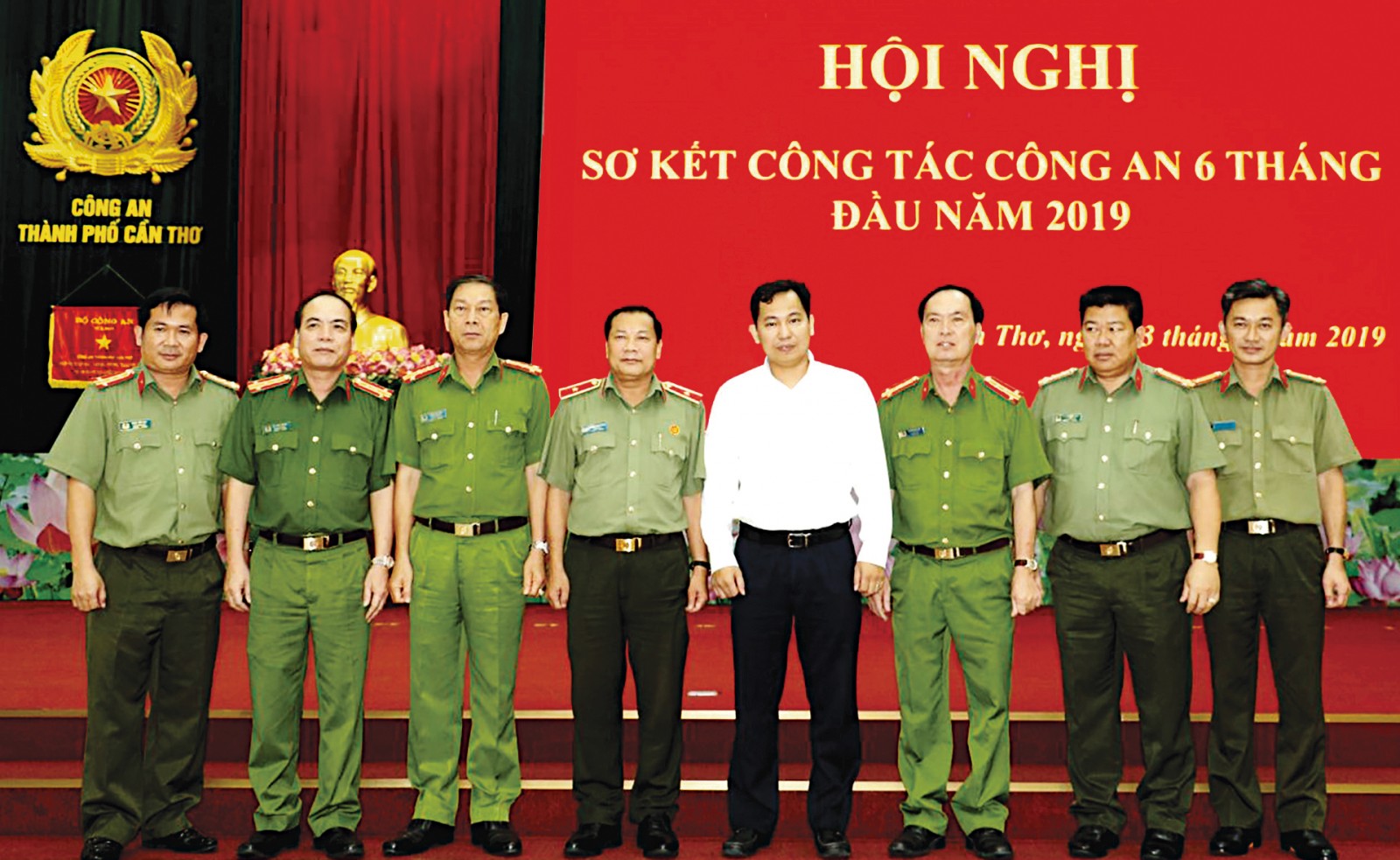 Phát huy truyền thống anh hùng Chủ tịch UBND TP Cần Thơ Lê Quang Mạnh cùng lãnh đạo Công an thành phố tại Hội nghị sơ kết công tác 6 tháng.