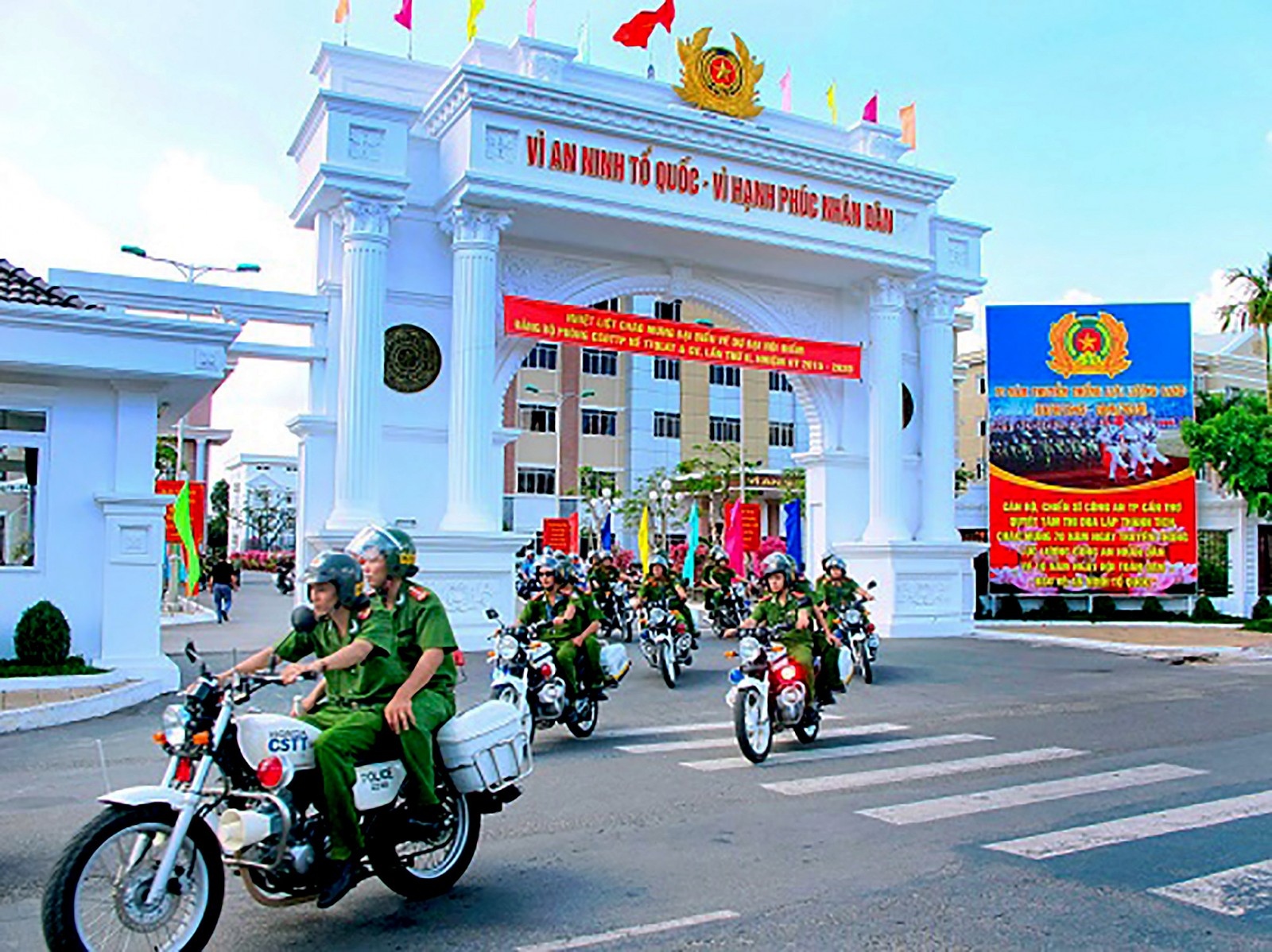 Phát huy truyền thống anh hùng Cán bộ chiến sĩ Công an TP Cần Thơ lên đường tuần tra, giữ gìn bình yên thành phố.