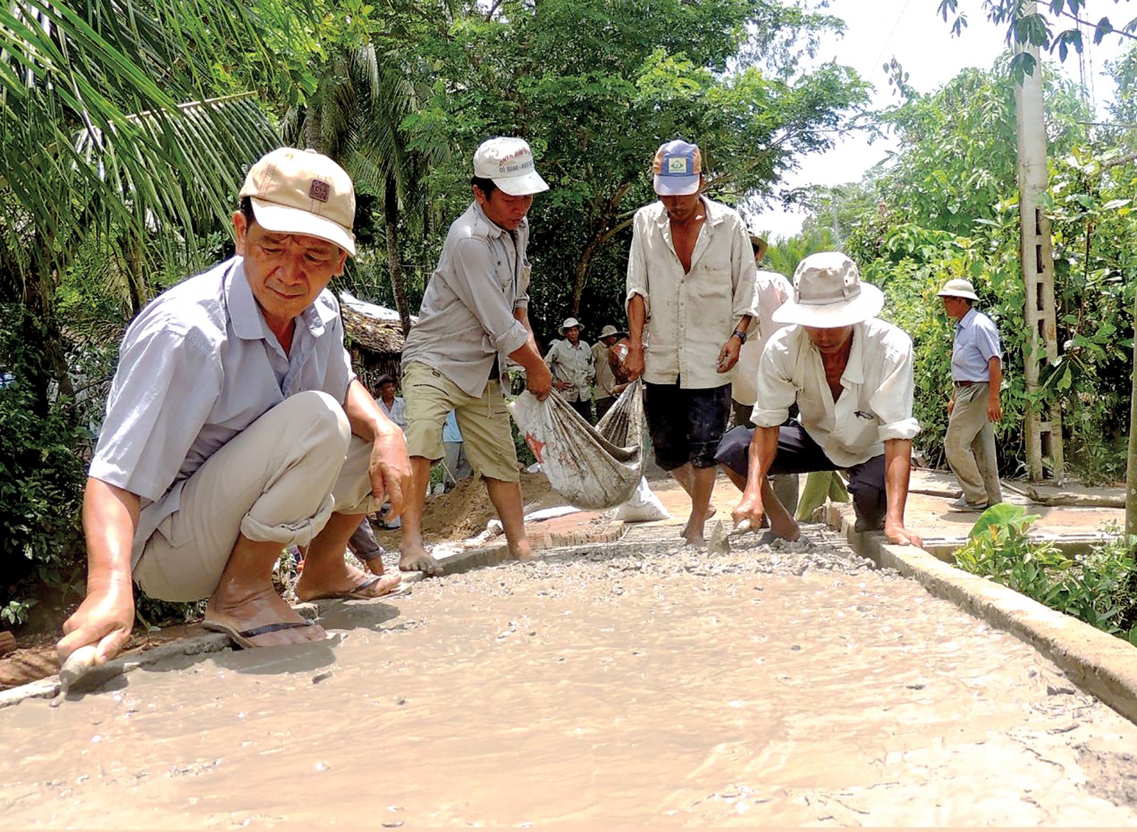 Chương trình XDNTM mang lại lợi ích thiết thực nên được người dân đồng tình ủng hộ và cùng tham gia thực hiện. Trong ảnh: Người dân xã Thạnh Mỹ tham gia làm lộ giao thông. Ảnh: MỸ THANH