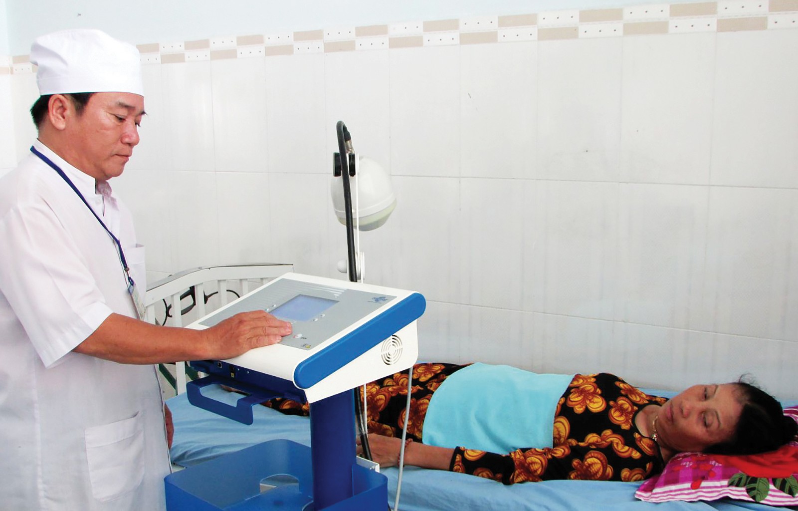 Y tế, văn hóa, giáo dục của huyện đều có bước phát triển vượt bậc. Trong ảnh:  Người dân khám, chữa bệnh tại Bệnh viện Đa khoa huyện Vĩnh Thạnh.  Ảnh: MINH HẢI