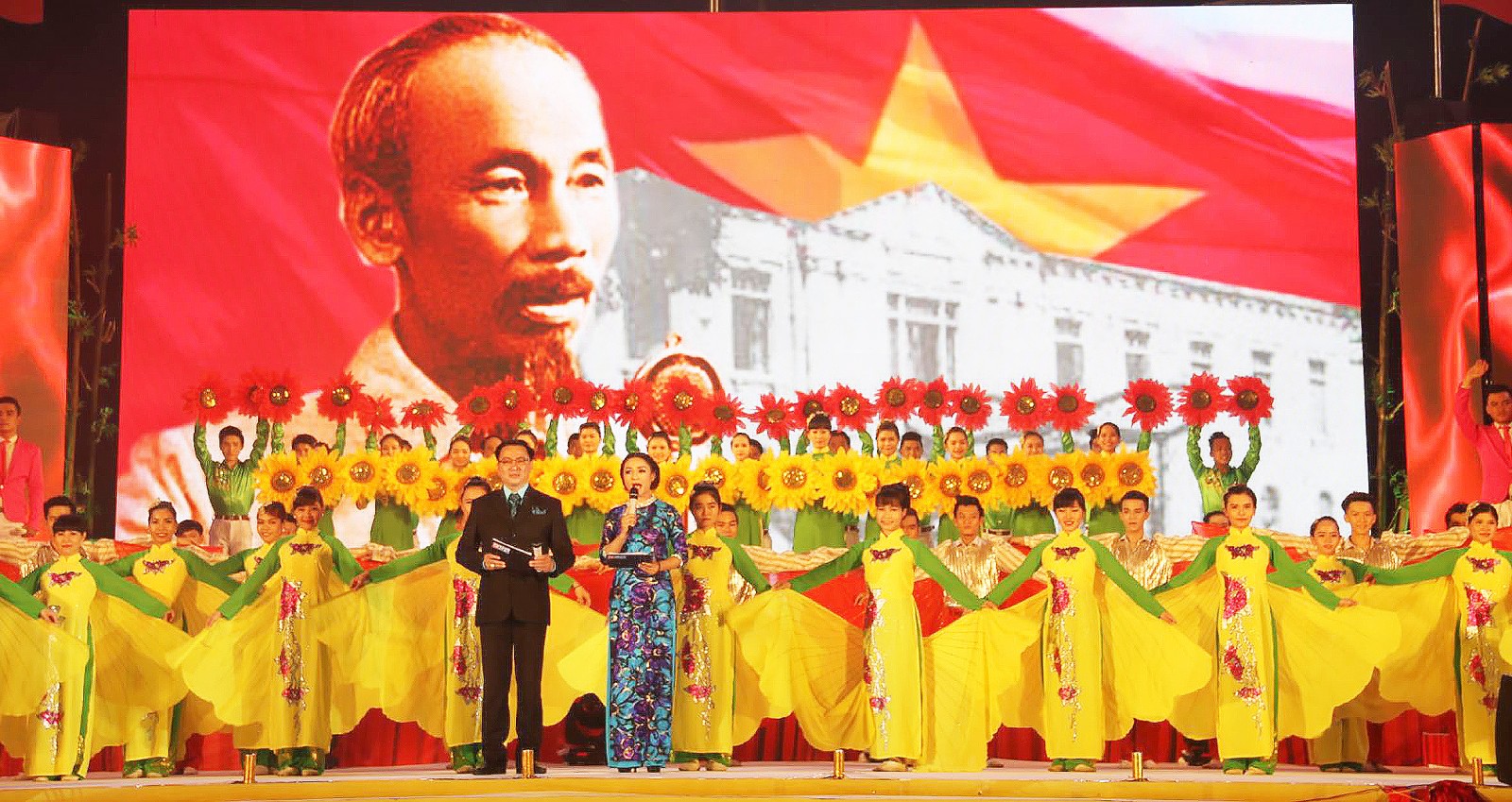 Một chương trình nghệ thuật kỷ niệm Cách Mạng Tháng Tám và Quốc khánh 2-9 tại Cần Thơ.