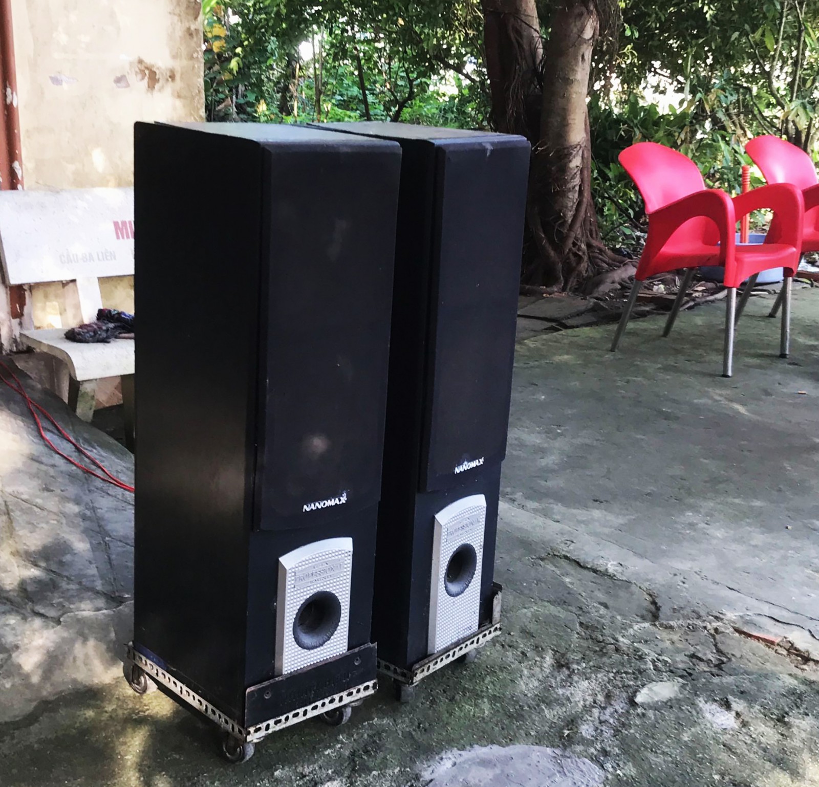 Một cặp loa như thế này đã đủ tra tấn cả xóm.