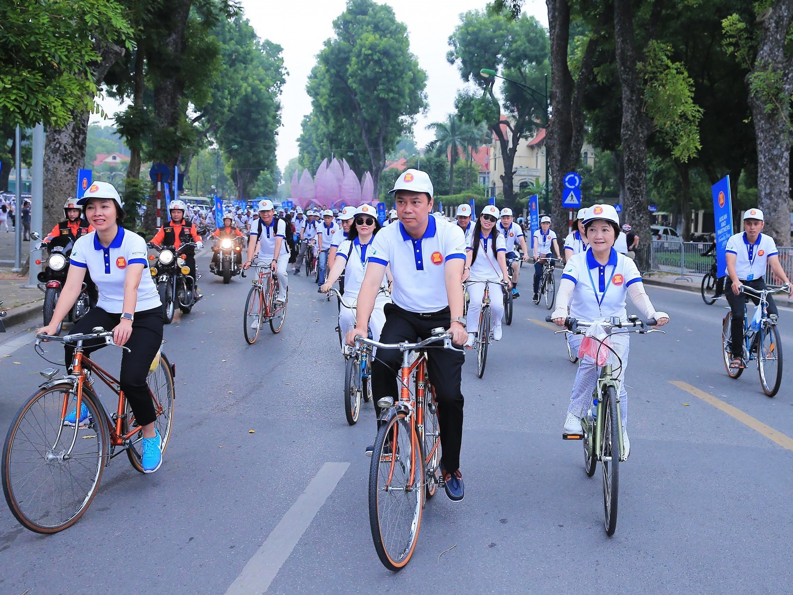 Thứ trưởng Bộ Ngoại giao Nguyễn Quốc Dũng, Trưởng SOM ASEAN Việt Nam cùng khoảng 300 đại biểu đạp xe trong chương trình Ngày Gia đình ASEAN 2019. Ảnh: Lâm Khánh - TTXVN