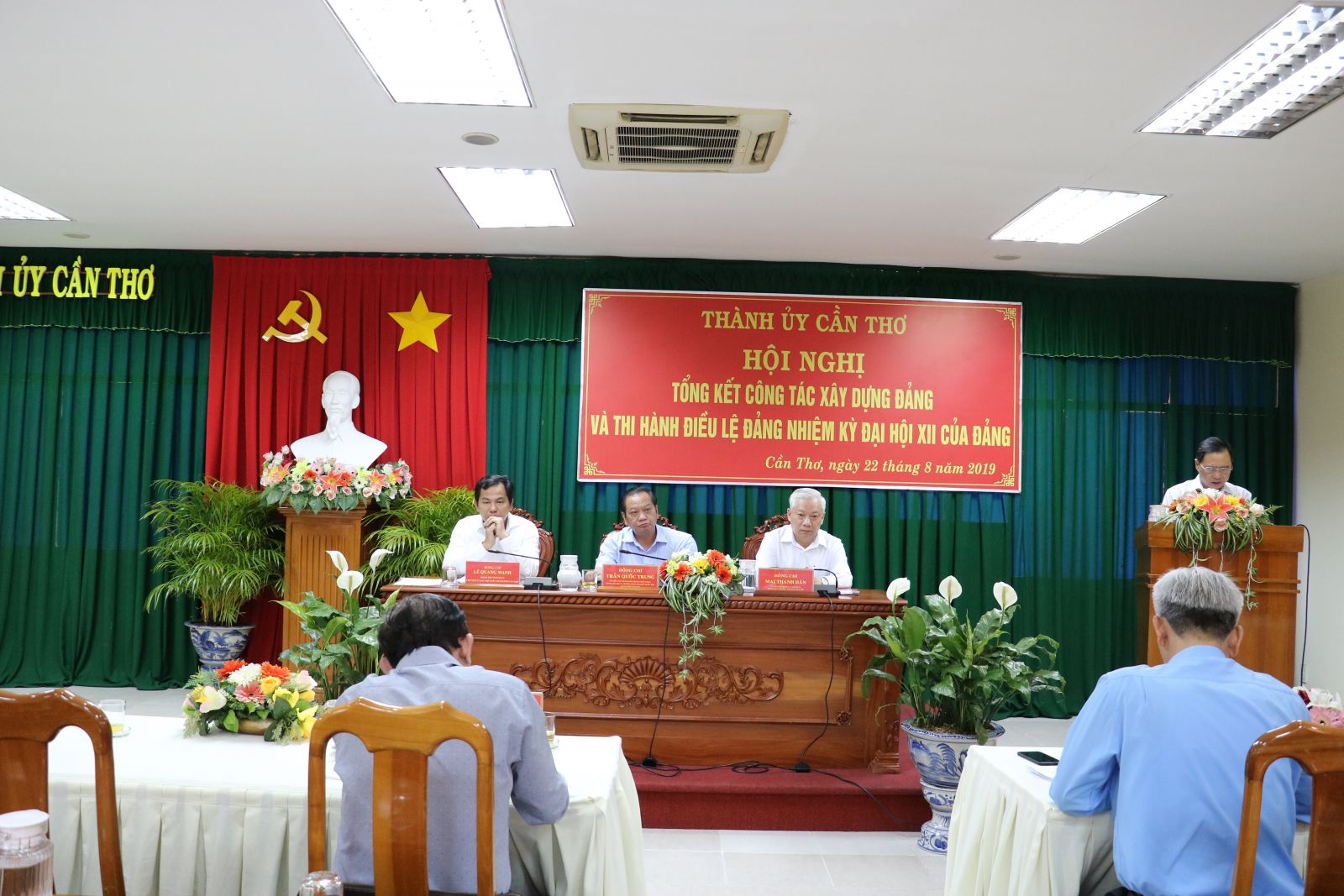 Các đại biểu lãnh đạo Thành ủy Cần Thơ chủ trì hội nghị. Ảnh: Q. THÁI