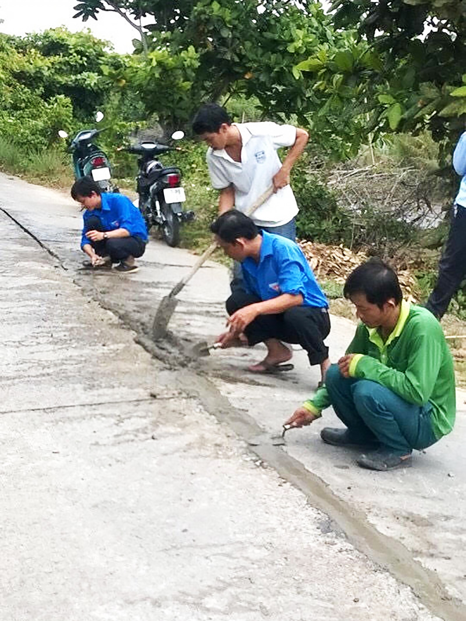 Đoàn viên thanh niên phường Trường Lạc tham gia sửa đường giao thông.