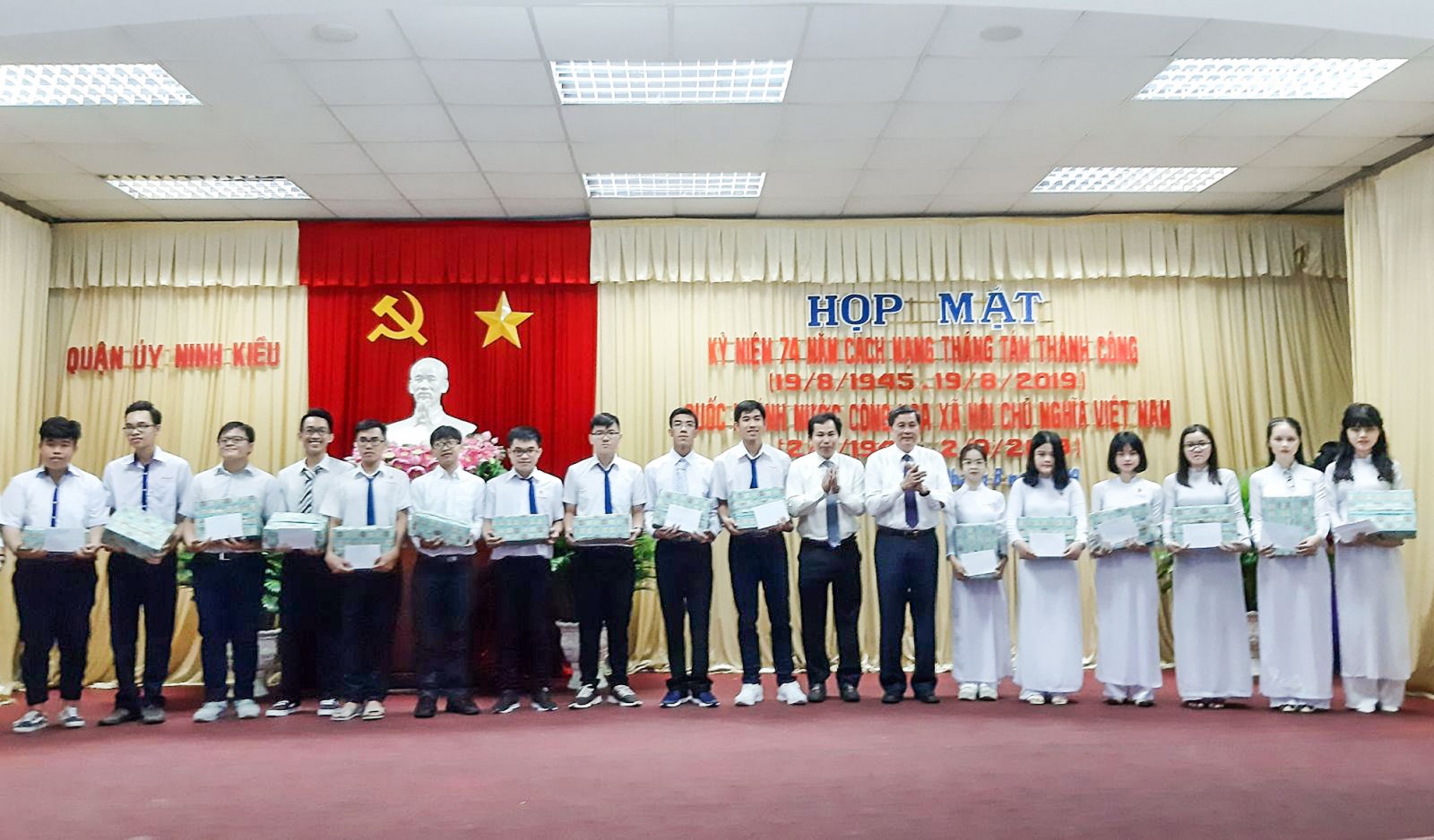 Nhiều hoạt động thiết thực chào mừng Quốc khánh 2-9 Đồng chí Phạm Văn Hiểu và đồng chí Lê Quang Mạnh trao quà cho các em đậu thủ khoa các trường đại học. Ảnh: Ngọc Quyên