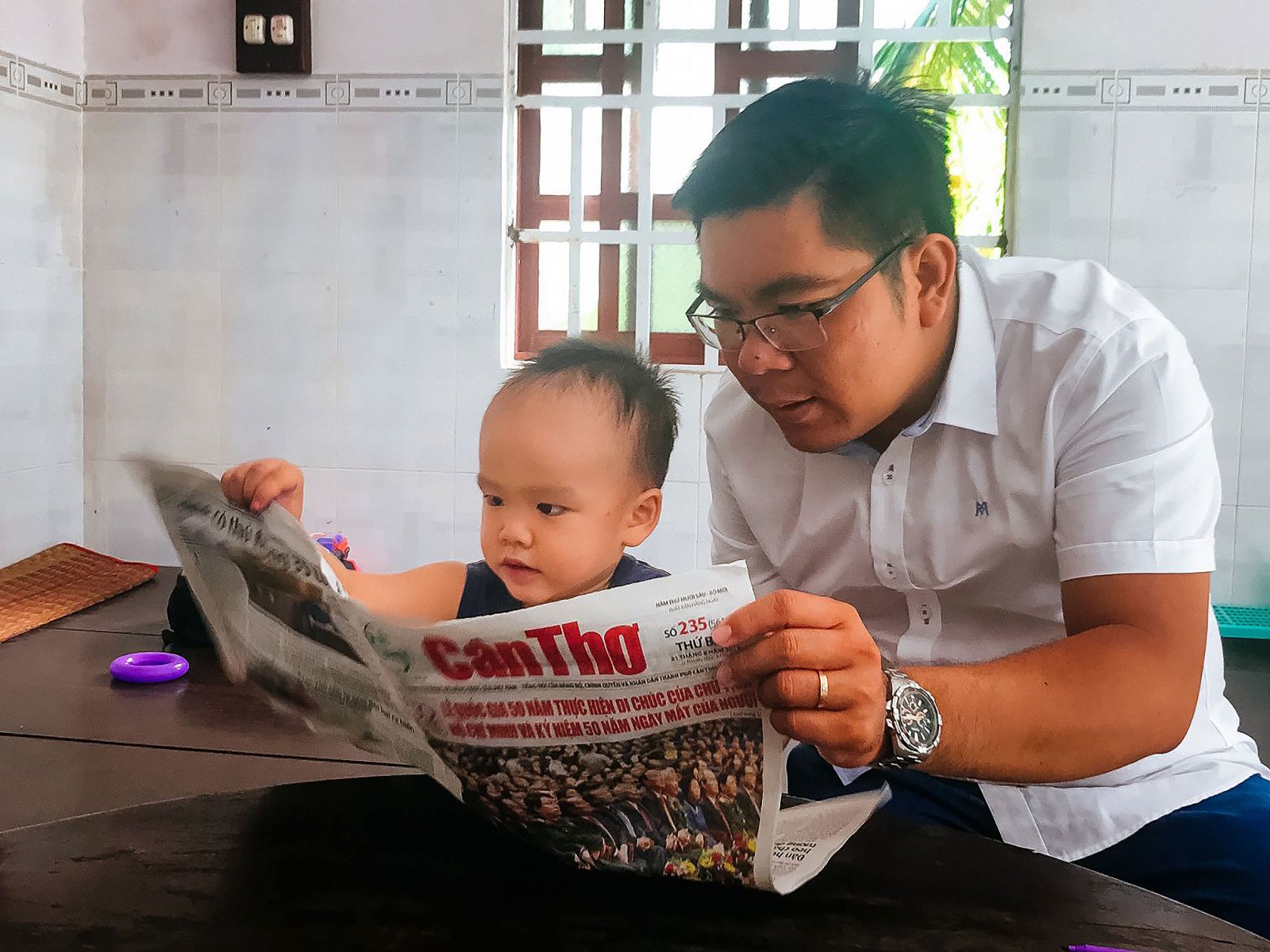Gia Huy, 2 tuổi, đang… đọc báo Cần Thơ.