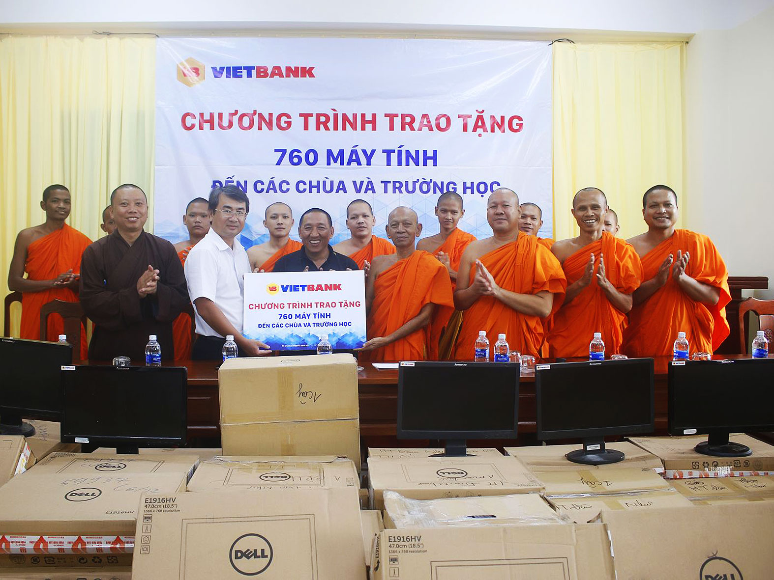 Ông Trần Văn Lâm, Giám đốc Vietbank - Chi nhánh Cần Thơ (thứ 3 từ trái sang) trao tặng 30 máy tính cho Học viện Phật giáo Nam tông Khmer. 