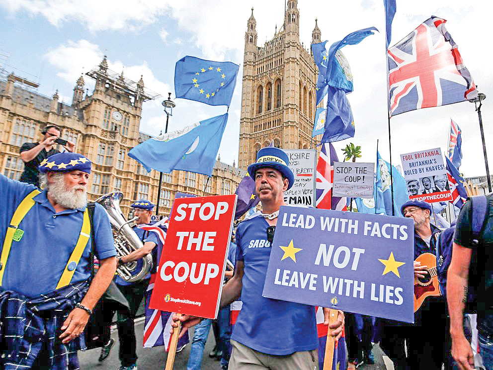 Người biểu tình phản đối Brexit bên ngoài tòa nhà Quốc hội Anh. Ảnh: AFP