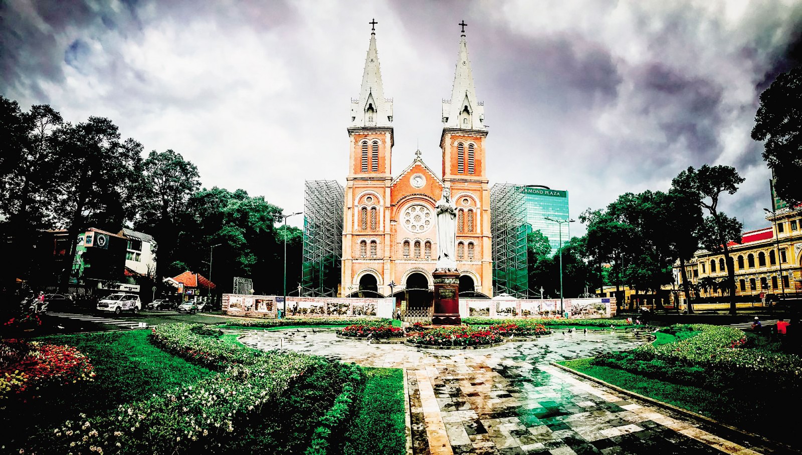 TP Hồ Chí Minh sở hữu nhiều di sản trở thành điểm đến du lịch hấp dẫn. Trong ảnh: Nhà thờ Đức Bà ở quận 1, điểm đến không thể bỏ lỡ khi du lịch TP Hồ Chí Minh.