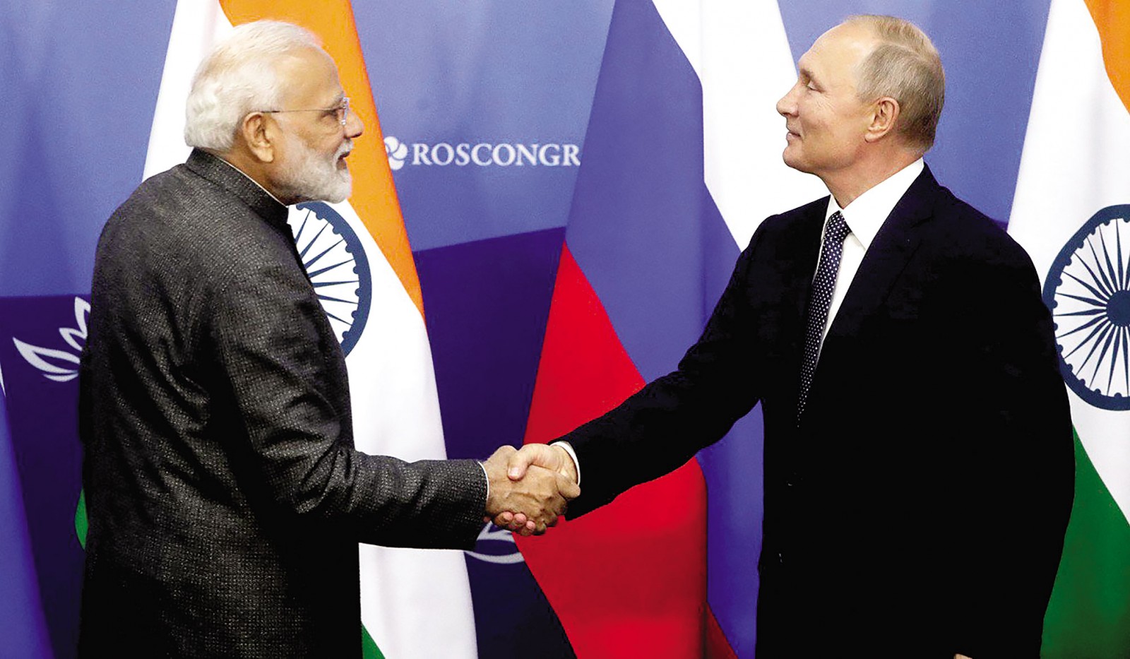 Tổng thống Nga Vladimir Putin (phải) và Thủ tướng Ấn Độ Modi tại Diễn đàn Kinh tế phương Đông. Ảnh: SCMP