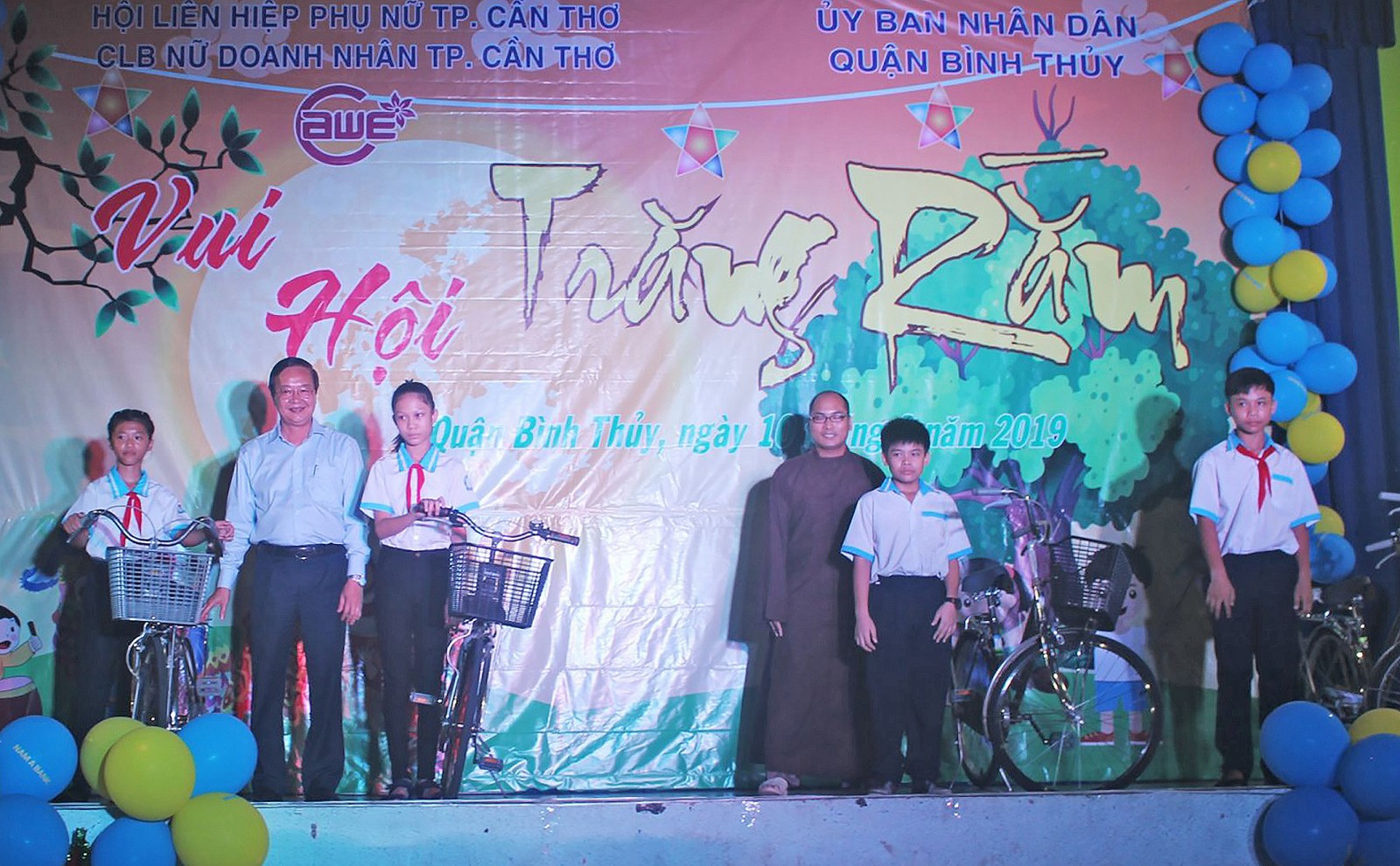 Đồng chí Lê Tấn Thủ, Bí thư Quận ủy Bình Thủy (thứ 2 từ trái qua) cùng mạnh thường quân trao tặng xe đạp cho các em học sinh vượt khó học tốt.