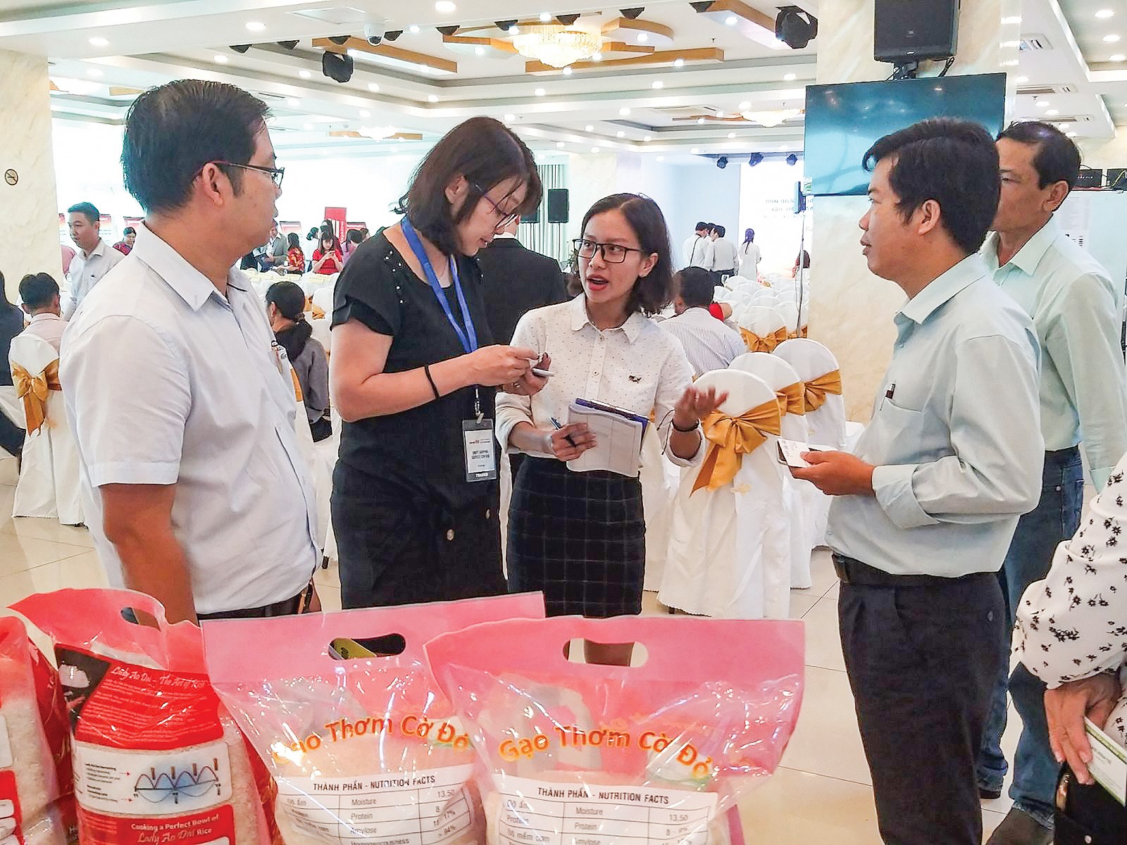 Công ty TNHH MTV Nông nghiệp Cờ Đỏ quảng bá, giới thiệu sản phẩm gạo đóng túi đến doanh nghiệp Singapore và Malaysia. Ảnh: MINH HUYỀN