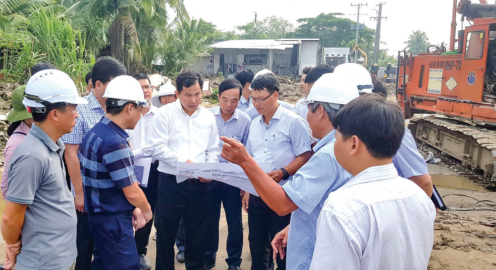 Chủ tịch UBND thành phố Lê Quang Mạnh kiểm tra tại công trình cầu Vàm Nhon (huyện Thới Lai). Ảnh: GIA BẢO