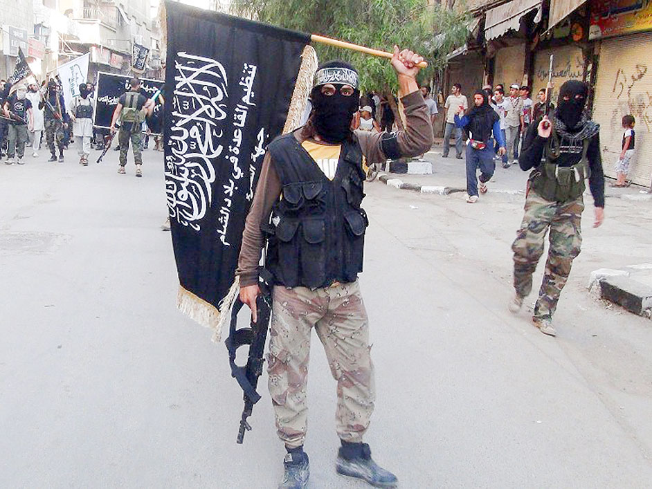 Một tay súng cầm cờ al-Qaeda. Ảnh: JPost