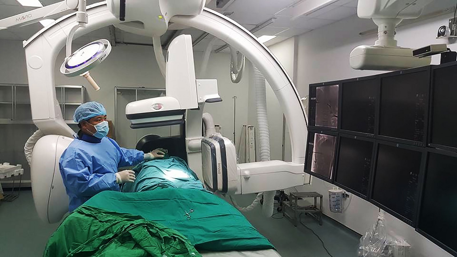 Chọn đề tài nghiên cứu
từ thực tiễn Nghiên cứu khoa học góp phần nâng cao chất lượng điều trị bệnh. Trong ảnh: Bác sĩ Nguyễn Tấn Luông thực hiện kỹ thuật bơm xi măng sinh học cho một trường hợp gãy lún đốt sống.