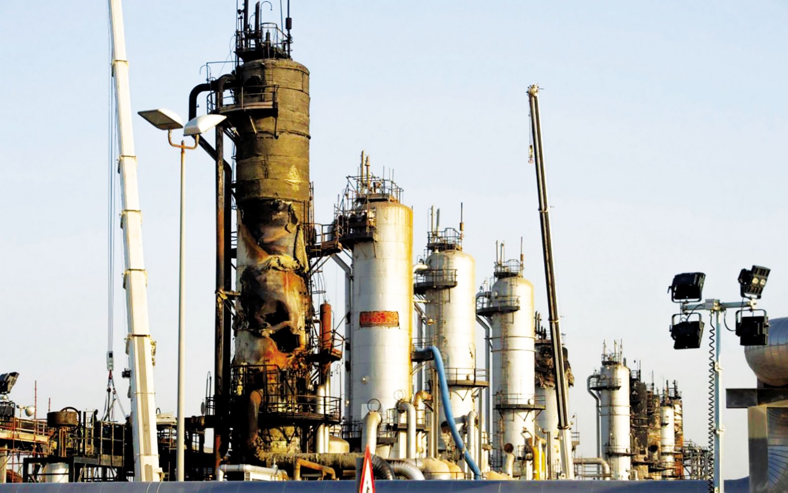 Mỹ gia cố an ninh cho Saudi Arabia Nhà máy lọc dầu Abqaiq lớn nhất thế giới của Saudi Arabia bị hư hại sau vụ tấn công hôm 14-9. Ảnh: The Telegraph