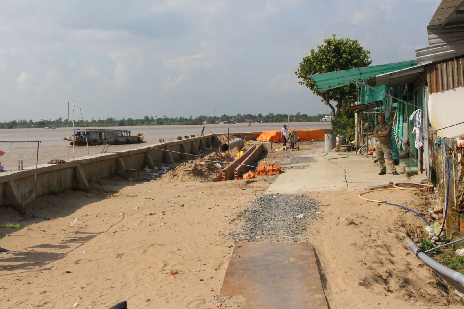 Thiết thực với đời sống người dân Công trình xây dựng kè sông Ô Môn (khu vực Thới Lợi, phường Thới An) chuẩn bị hoàn thành, góp phần phát triển, tạo cảnh quan đô thị sông nước trên địa bàn quận Ô Môn.