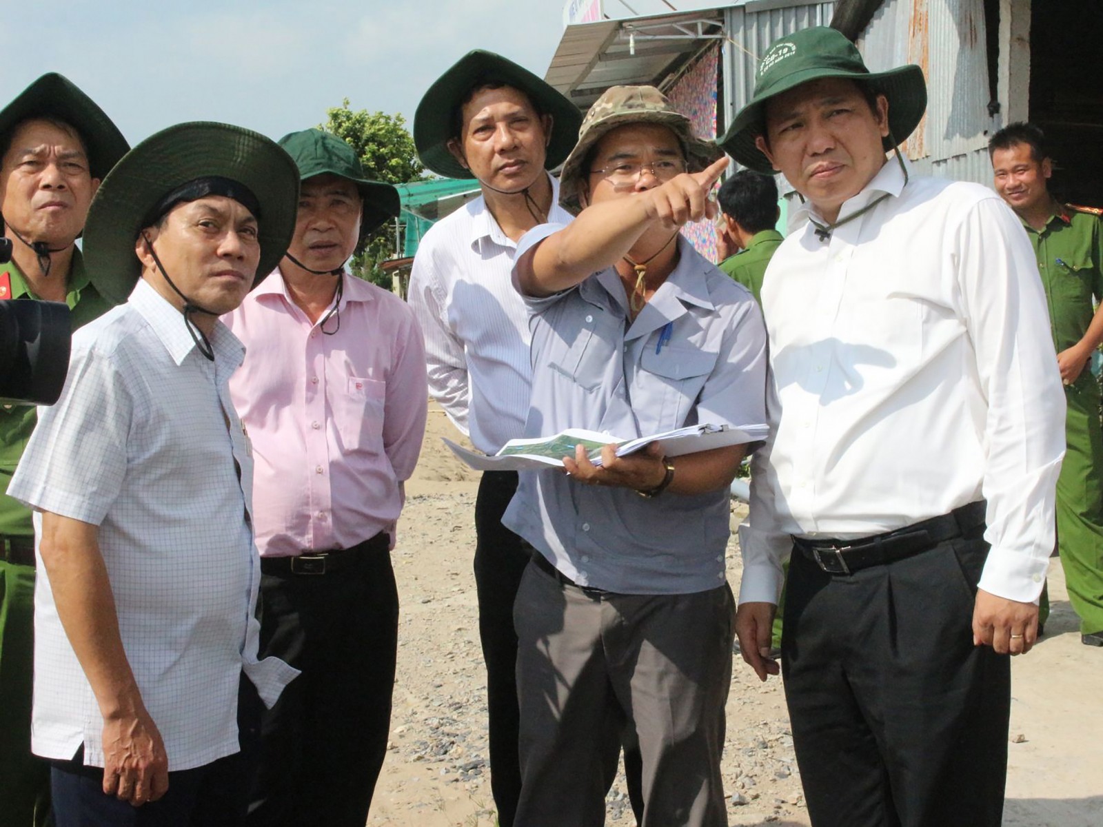 Thiết thực với đời sống người dân Lãnh đạo TP Cần Thơ và quận Ô Môn kiểm tra tiến độ xây dựng các dự án phát triển đô thị, khắc phục sạt lở, tạo mỹ quan sinh thái trên địa bàn quận Ô Môn.