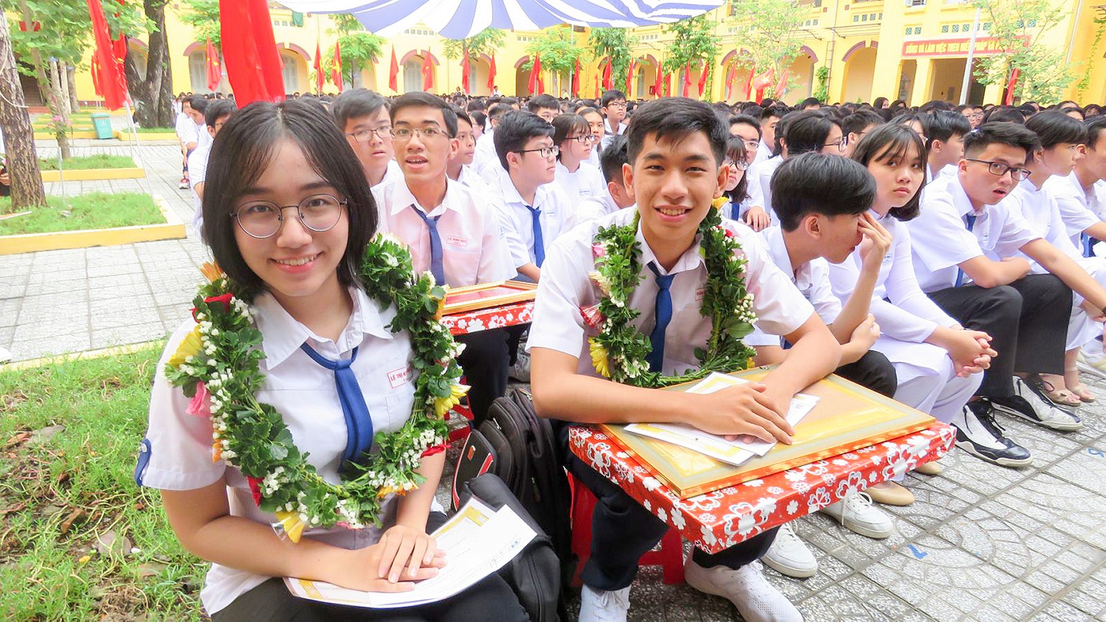 Trần Gia Bảo (bên phải, hàng đầu) trong dịp vinh danh đạt thành tích thủ khoa vào Đại học Cần Thơ tại lễ khai giảng năm học mới Trường THPT Châu Văn Liêm.