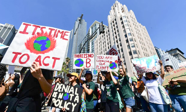 Thanh niên Mỹ tuần hành đòi chính phủ hành động chống biến đổi khí hậu. Ảnh: AFP