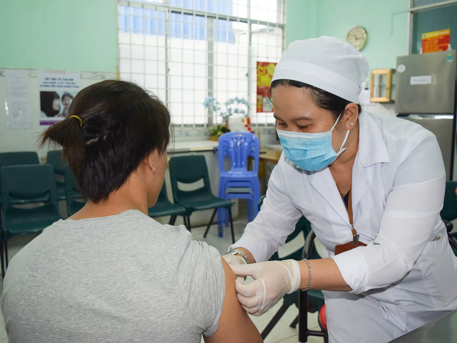 Người dân đến tiêm vắc-xin ngừa bệnh dại tại Trung tâm Kiểm soát bệnh tật TP Cần Thơ.