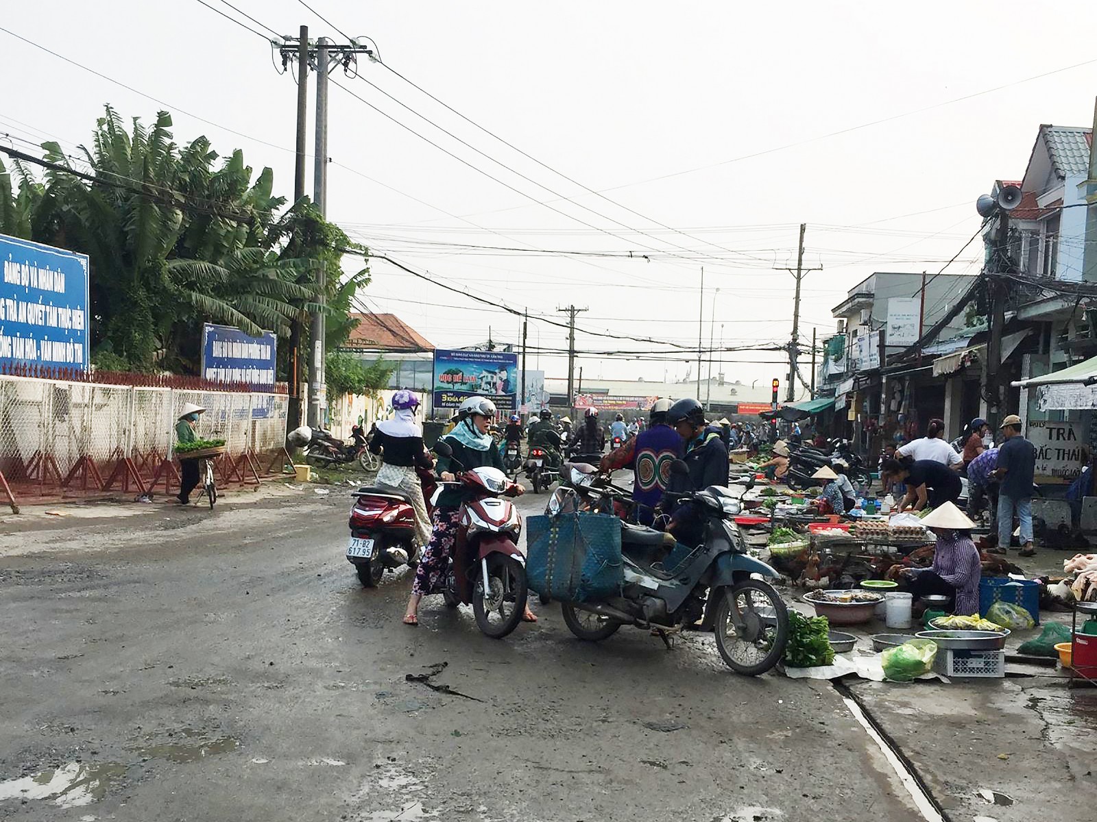 Hoạt động mua bán hàng hóa lấn chiếm lòng, lề đường ở chợ Hồi Lực.