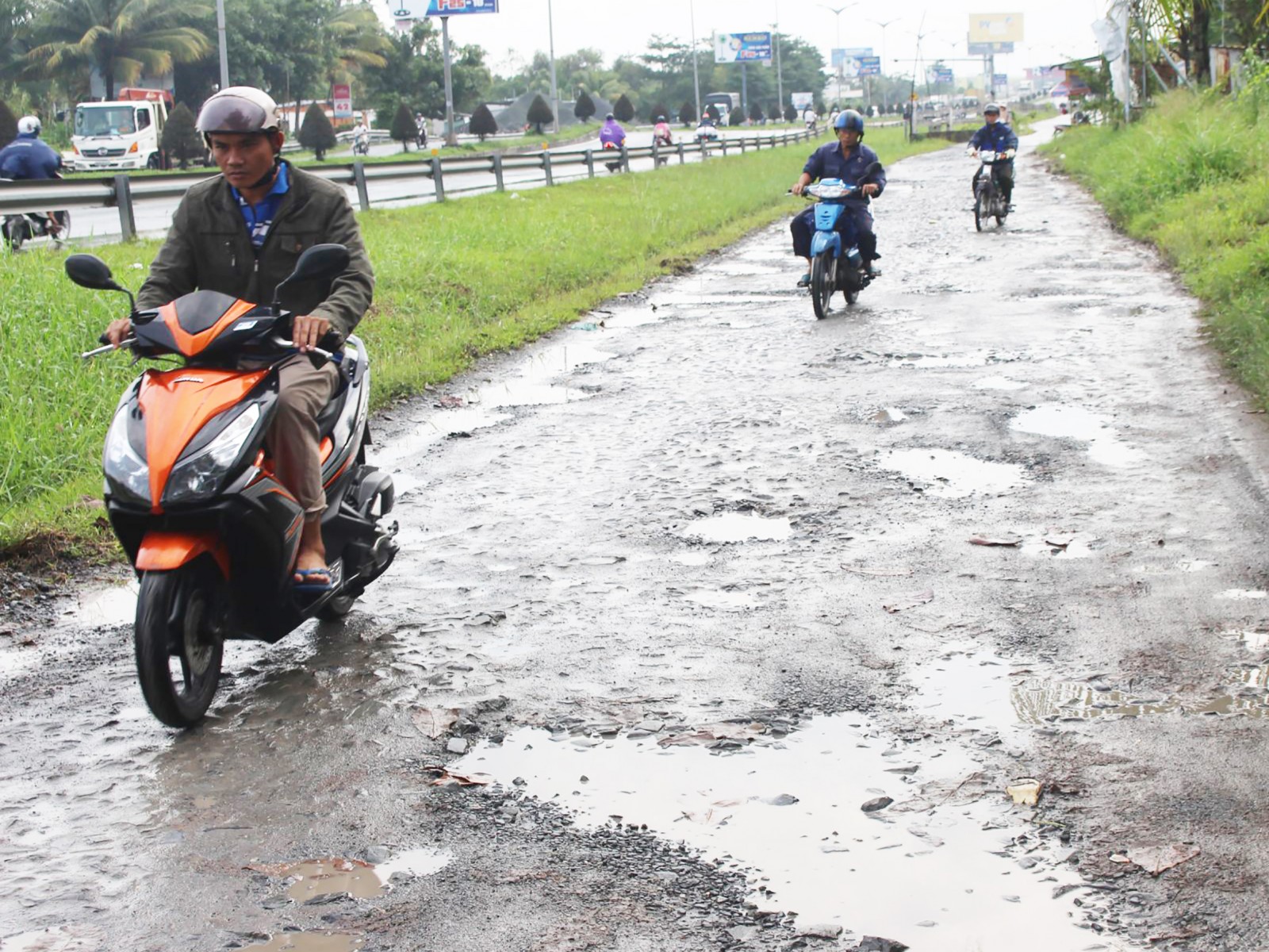 Đường dân sinh khu vực 4, phường Hưng Thạnh hư hỏng nặng không đảm bảo an toàn giao thông.