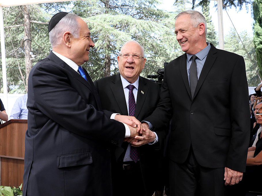 Israel: Đàm phán thành lập chính phủ
thống nhất có tiến triển Từ trái sang: Thủ tướng Netanyahu, Tổng thống Rivlin và ông Gantz. Ảnh: EPA