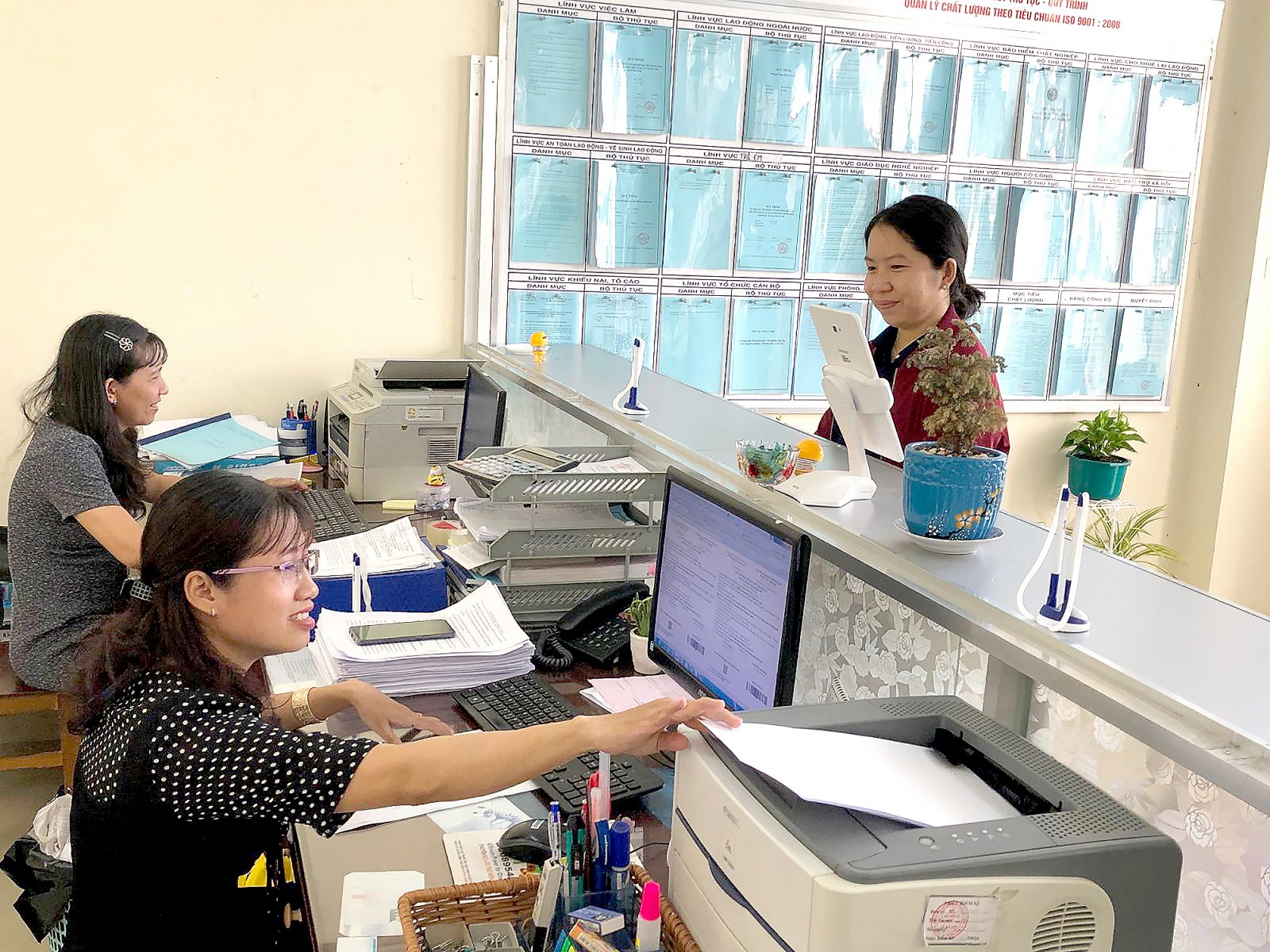 Công chức Bộ phận tiếp nhận và trả kết quả Sở LĐ-TB&XH giải quyết TTHC cho công dân.