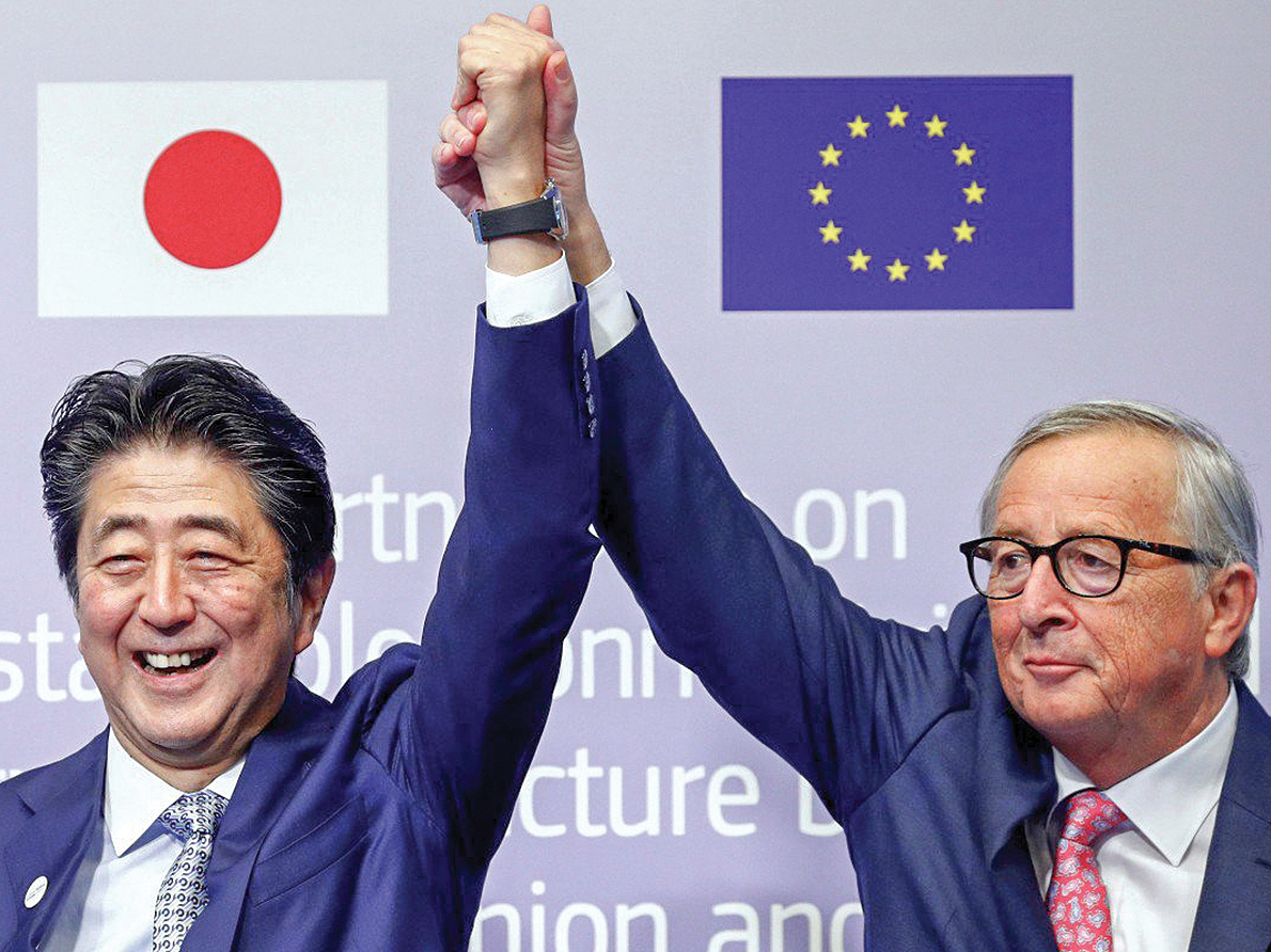 EU, Nhật Bản thách thức BRI Thủ tướng Nhật Bản Shinzo Abe (trái) và Chủ tịch EC Jean-Claude Juncker tại Diễn đàn kết nối Âu-Á ngày 27-9. Ảnh: Reuters