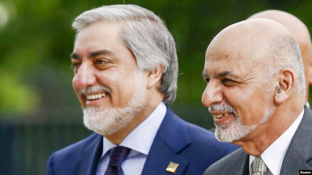 Tổng thống Afghanistan Ashraf Ghani (phải) và “giám đốc điều hành” chính phủ Abdullah Abdullah trong một lần xuất hiện chung hiếm hoi năm 2016. Ảnh: RFERL