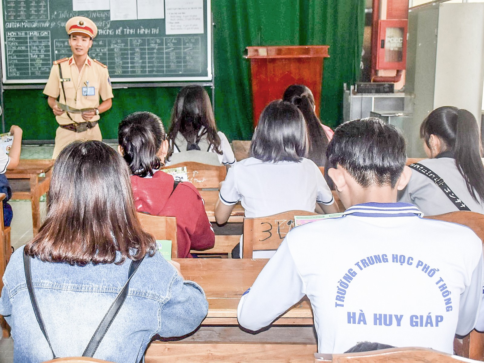 CSGT Công an huyện Cờ Đỏ tuyên truyền trong trường học trên địa bàn huyện.           