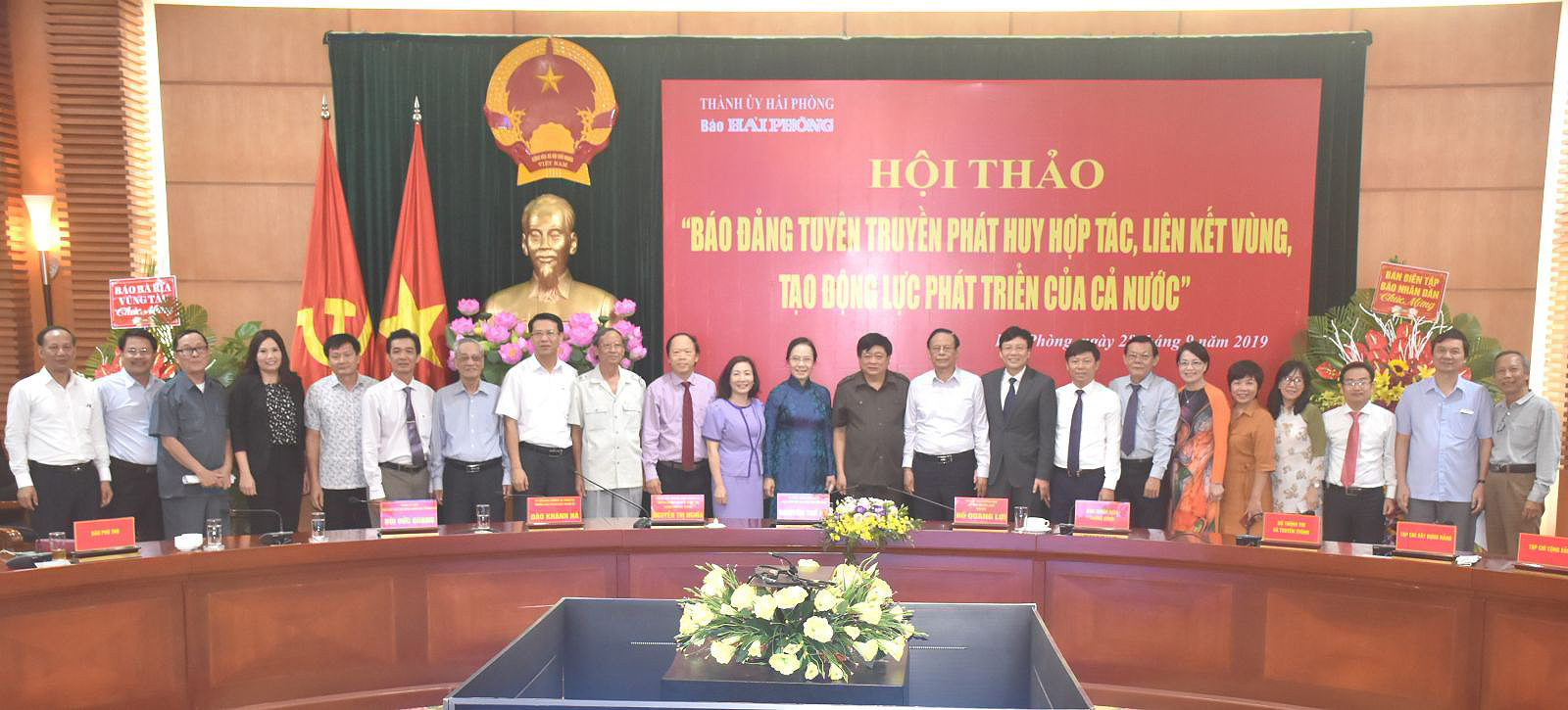 Lãnh đạo TP Đà Nẵng chụp ảnh lưu niệm cùng với lãnh đạo 5 Báo Đảng thành phố trực thuộc Trung ương tại Hội thảo. Ảnh: Kim Xuân