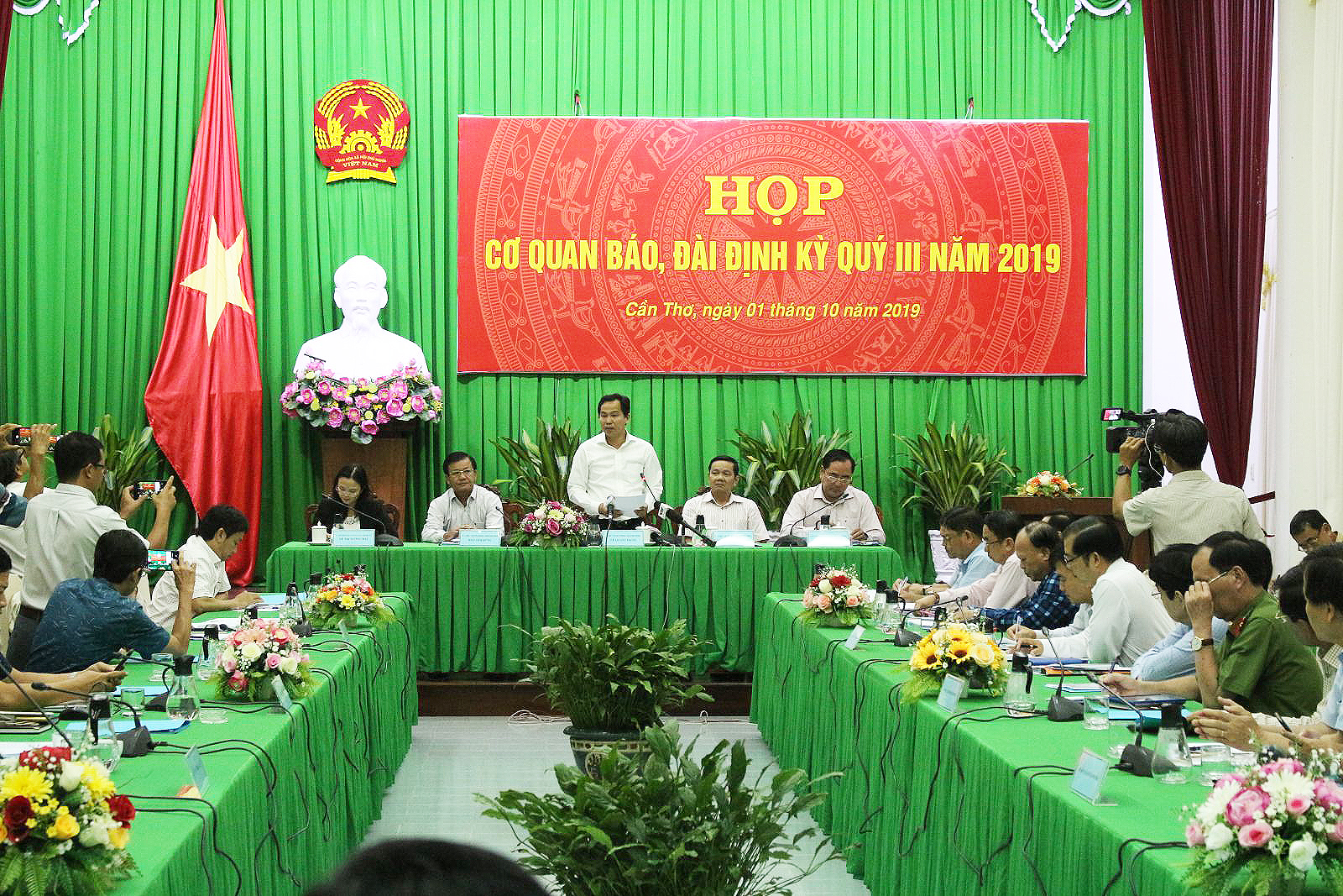 Đồng chí Lê Quang Mạnh, Phó Bí thư Thành ủy, Chủ tịch UBND TP Cần Thơ giải đáp thắc mắc của các nhà báo.