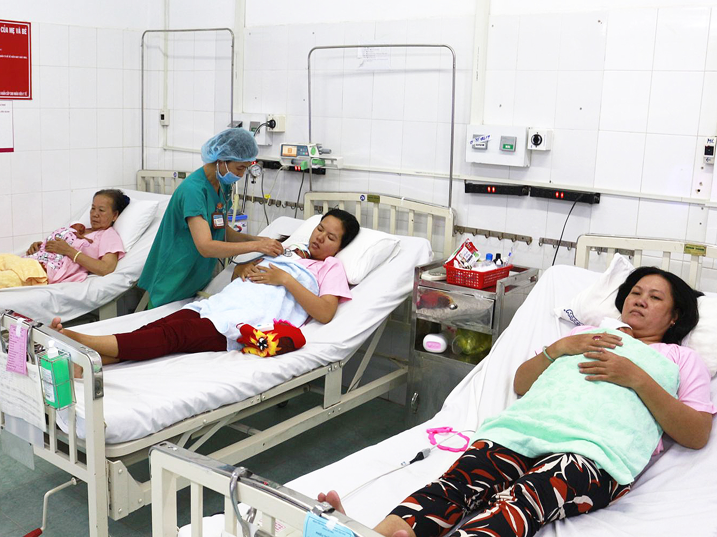 Người thân ấp Kangaroo cho 3 trẻ cực non tháng nhẹ cân.